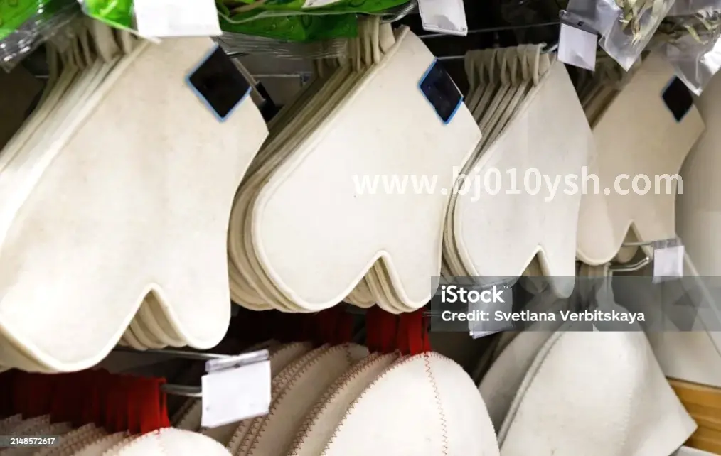 按摩师正在为客户进行肩颈按摩