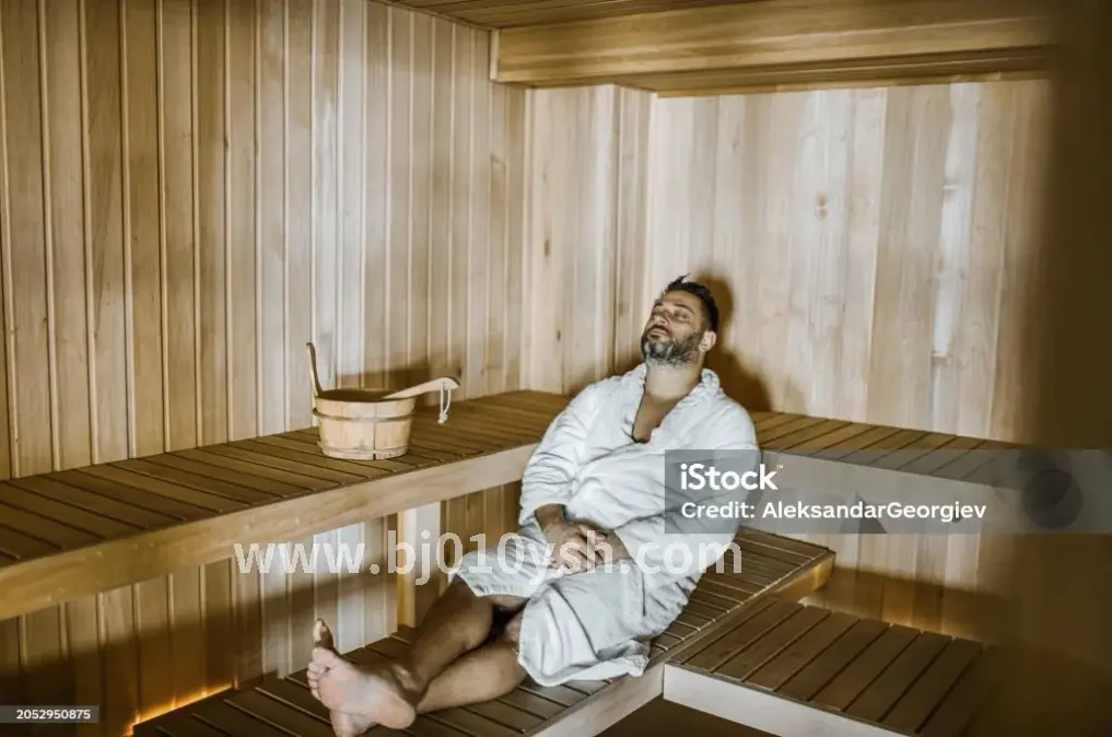 按摩师正在为顾客提供服务