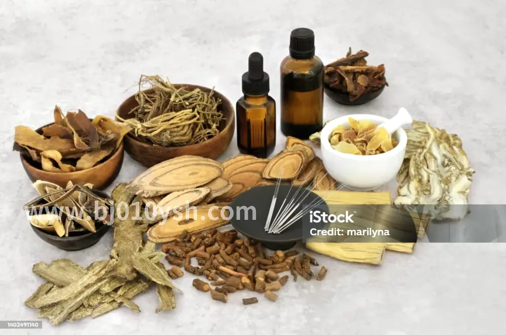 按摩师正在为顾客进行颈部按摩